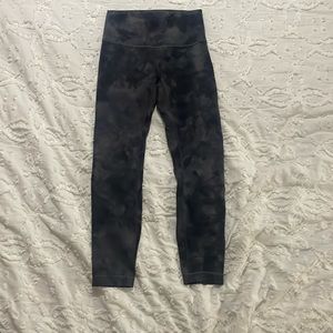 lululemon wonder train (i think) size 6: 25in inseam black/gray tye dye